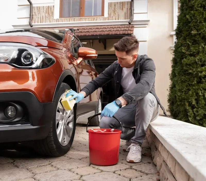 Lavage auto à domicile Saint-Doulchard : professionnel intervenant sur un véhicule